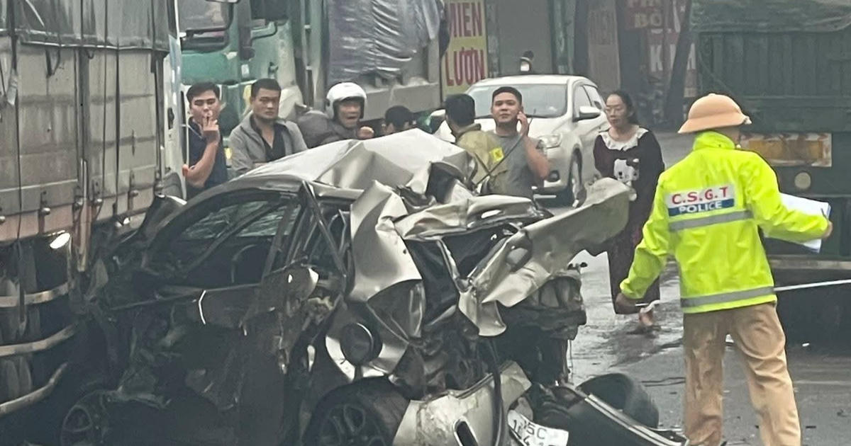 Xe con bị vò nát sau tai nạn, tài xế thoát chết kỳ diệu