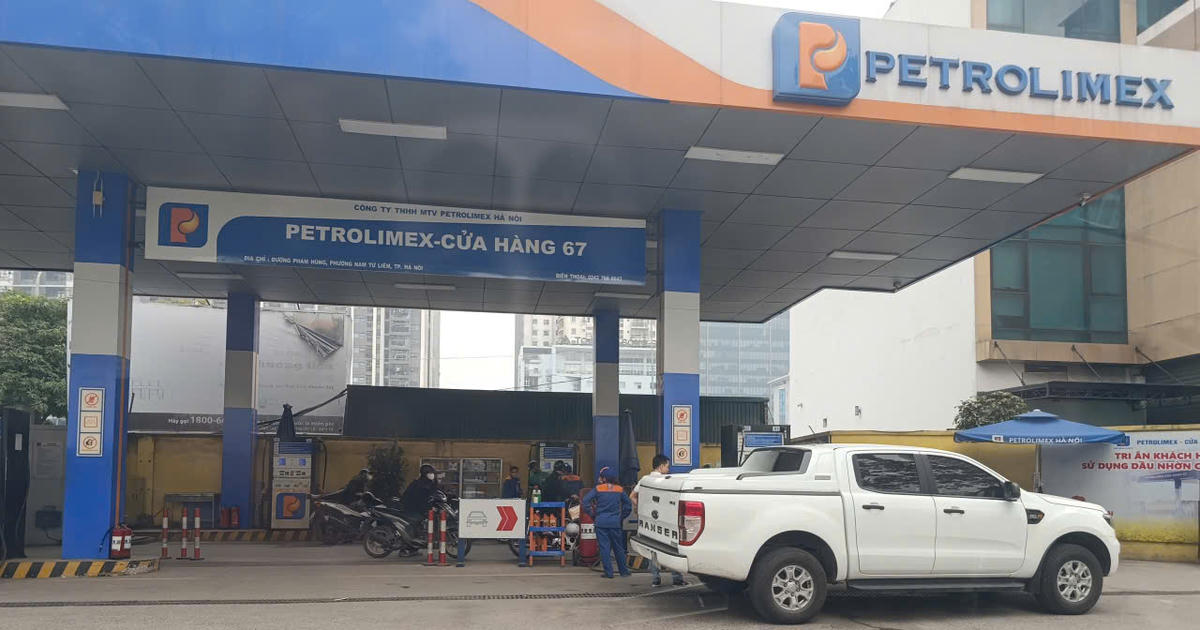 Giá xăng giảm sâu: Tài xế phấn khởi, trạm xăng vắng khách