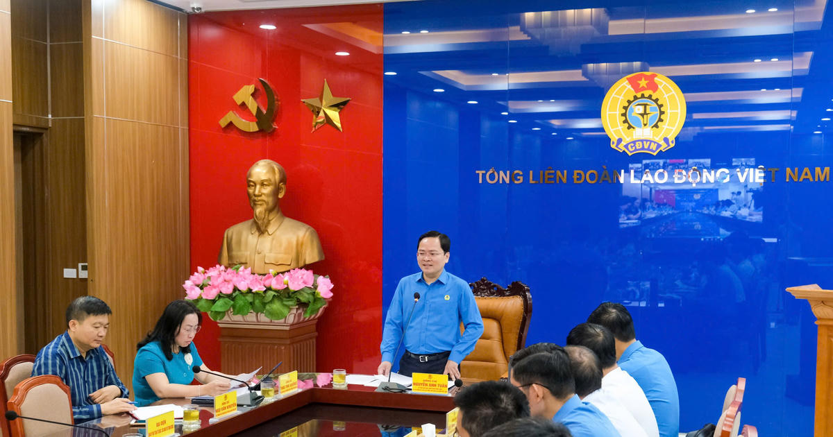 Chú trọng nâng cao nhận thức chính trị và hiểu biết pháp luật cho công nhân