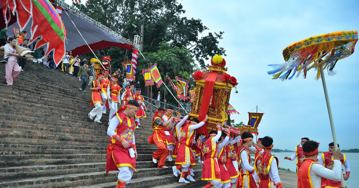 Rộn ràng lễ hội làng Bát Tràng