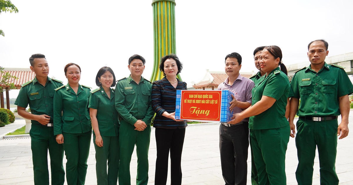 Phó Thủ tướng Phạm Thị Thanh Trà dâng hương tri ân tại bến phà Long Đại