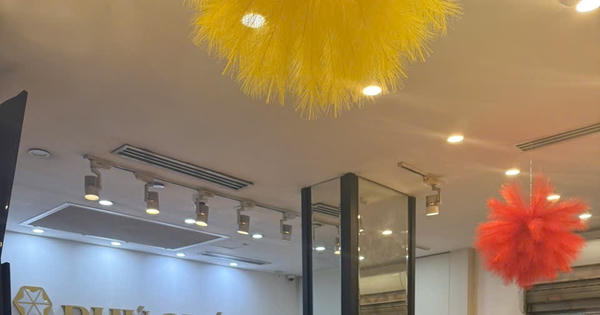 Giá bạc giảm mạnh: Người mua người bán vẫn tấp nập