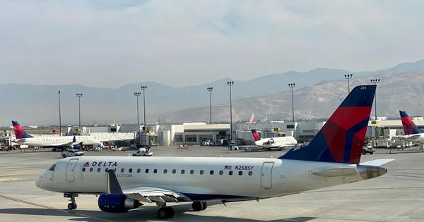 Các hãng hàng không Mỹ gặp khó khăn do giá nhiên liệu tăng cao