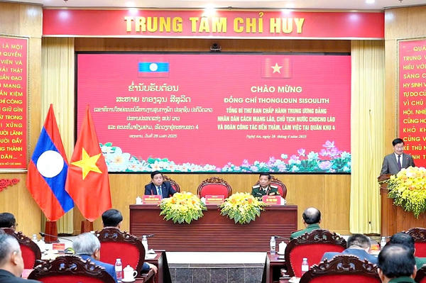 Tổng Bí thư, Chủ tịch nước Lào thăm và làm việc với Quân khu 4