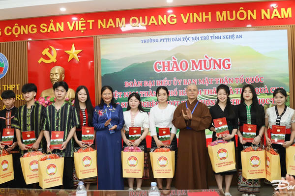 Đoàn Mặt trận Tổ quốc TP Hà Nội trao quà cho học sinh khó khăn tại Nghệ An