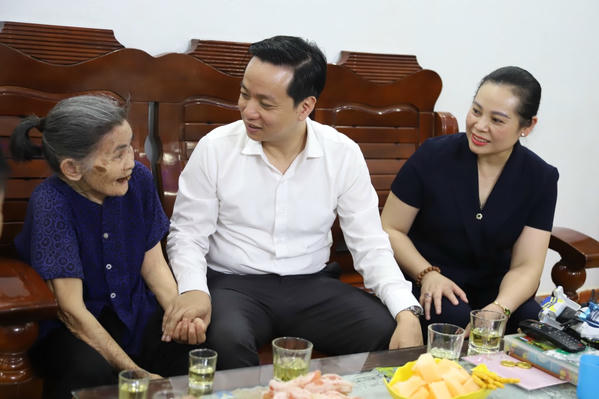 Chủ tịch UBND tỉnh Cao Bằng thăm, tặng quà các gia đình có công với cách mạng