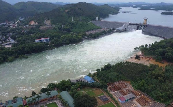 Thủy điện Thác Bà mở 2 cửa xả lũ