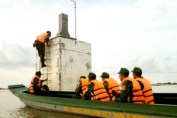 Theo chân lính biên phòng tuần tra, kiểm soát ngăn chặn buôn lậu mùa nước nổi