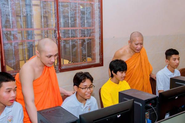 Hòa thượng Tăng Sa Vong hết lòng vì sự phát triển của phum, sóc