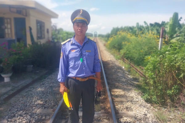 Quảng Ngãi: Công nhân gác chắn liều mình cứu người ngã trên đường ray