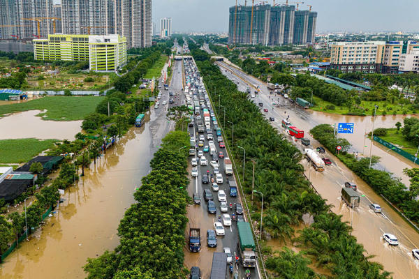 Hình ảnh Đại lộ Thăng Long ngập úng, giao thông ùn tắc kéo dài
