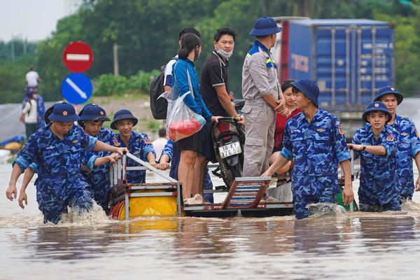 Cảnh sát biển dùng phà tự chế, hỗ trợ người dân Hà Nội di chuyển qua vùng ngập sâu 
