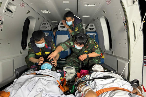 Trực thăng vượt bão đưa 3 bệnh nhân nặng từ Trường Sa về đất liền điều trị