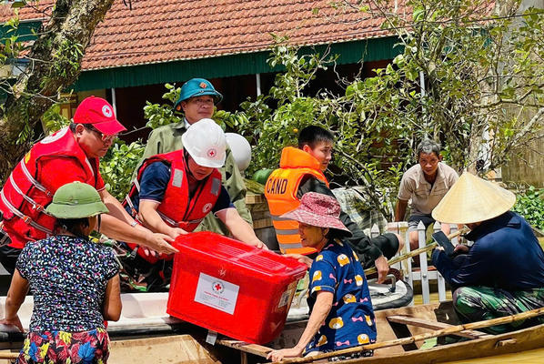 Trung ương Hội Chữ thập đỏ Việt Nam cứu trợ khẩn cấp đợt 2 cho đồng bào vùng lũ 