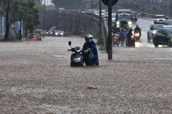 Mưa xối xả kéo dài, 66 tuyến phố Hà Nội lại ngập trong biển nước