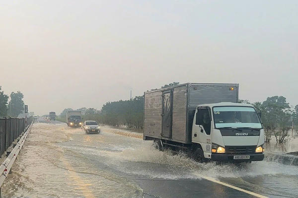 Cao tốc Hà Nội-Thái Nguyên lại phát sinh thêm điểm ngập lụt mới do nước lũ