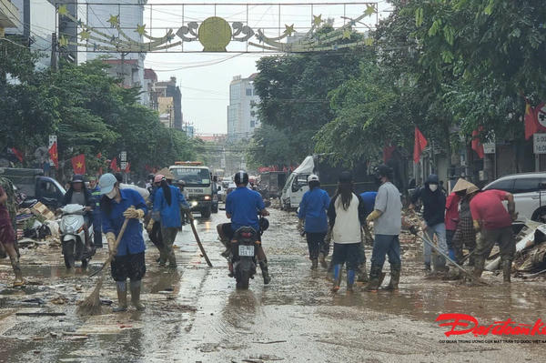 Tổng lực dọn dẹp bùn đất, rác thải và vệ sinh đường phố Thái Nguyên