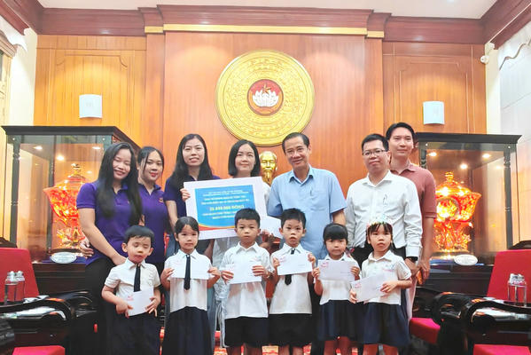 Những “cái ôm” ấm áp gửi đến đồng bào vùng bão lũ
