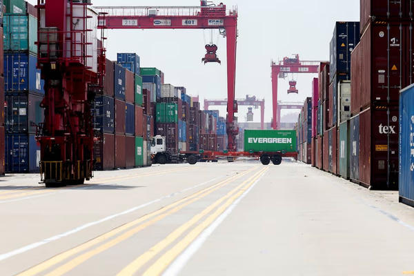 Mỹ, Trung Quốc áp phí cảng trả đũa, đe dọa gia tăng bất ổn trên biển