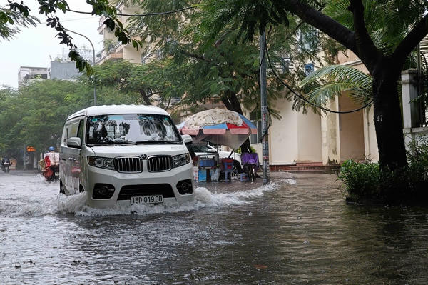 Hải Phòng: Mưa lớn kéo dài, nhiều tuyến phố ngập sâu