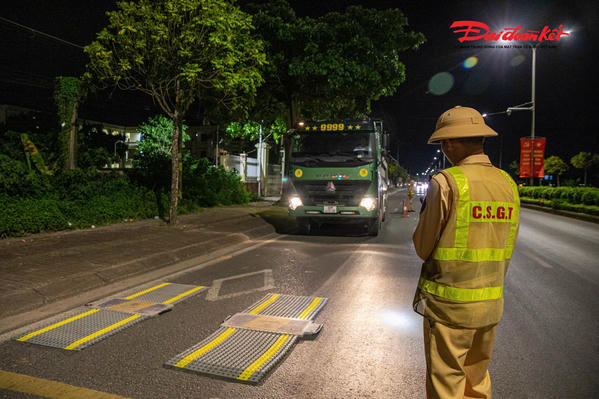 CSGT Hà Nội 'xuyên đêm' xử lý gần 100 trường hợp xe tải vi phạm CSGT Hà Nội 'xuyên đêm' xử lý gần 100 trường hợp xe tải vi phạm