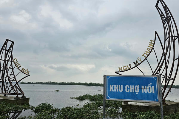 Chợ nổi Ngư Mỹ Thạnh bị lục bình 'bủa vây' sau bão số 12 Chợ nổi Ngư Mỹ Thạnh bị lục bình 'bủa vây' sau bão số 12