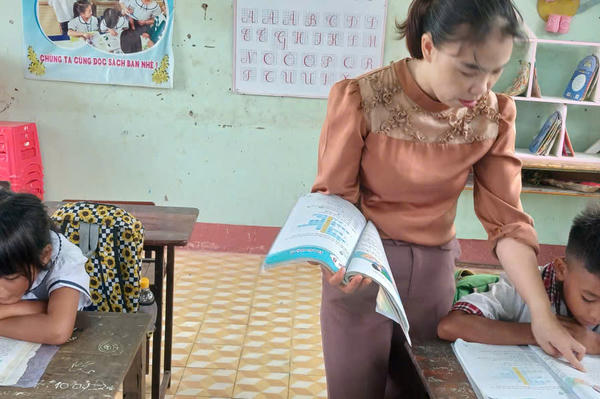 Gieo chữ miền biên viễn: Hành trình của lòng kiên định và yêu thương- Bài 1: Ánh sáng từ con chữ Gieo chữ miền biên viễn: Hành trình của lòng kiên định và yêu thương- Bài 1: Ánh sáng từ con chữ