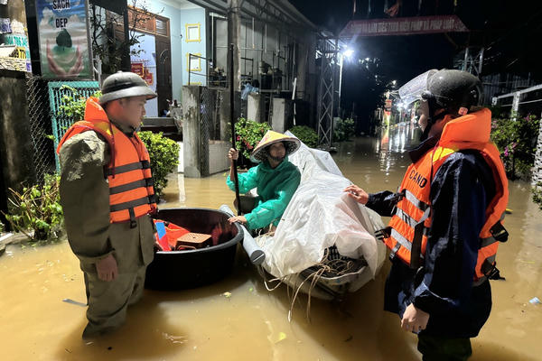 Mưa lớn gây sạt lở, chia cắt nhiều khu vực ở Quảng Ngãi và Đà Nẵng Mưa lớn gây sạt lở, chia cắt nhiều khu vực ở Quảng Ngãi và Đà Nẵng
