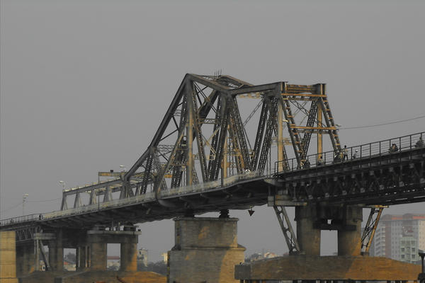 Giữ nhịp thời gian trên cầu Long Biên