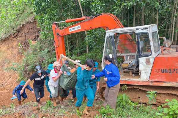 Quảng Ngãi: Dân quân khiêng người bị tai biến vượt sạt lở đi cấp cứu Quảng Ngãi: Dân quân khiêng người bị tai biến vượt sạt lở đi cấp cứu
