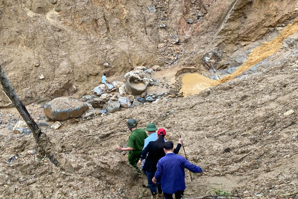 Quảng Ngãi: Hơn 100 người mở đường mòn tiếp tế 5 thôn bị cô lập