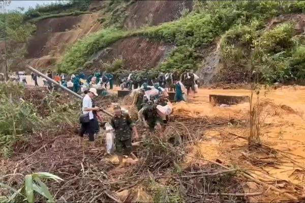 Đà Nẵng: Tiếp tế lương thực cho dân vùng cô lập