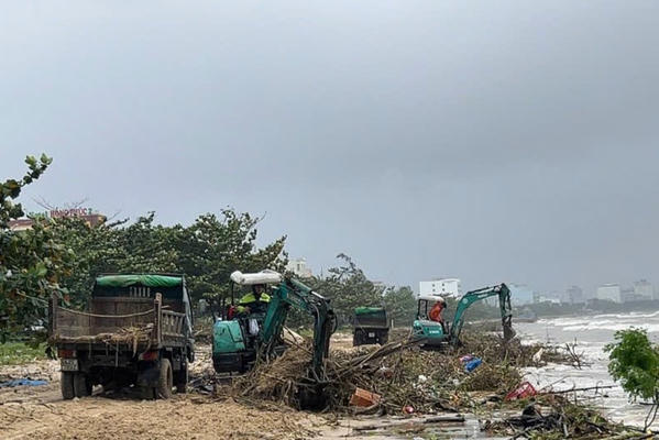 Căng mình dọn rác sau lũ ở biển Đà Nẵng Căng mình dọn rác sau lũ ở biển Đà Nẵng