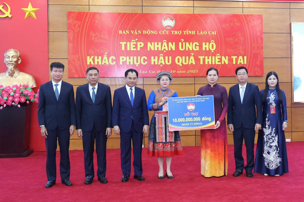 Ủy ban Trung ương MTTQ Việt Nam trao 10 tỷ đồng ủng hộ tỉnh Lào Cai khắc phục hậu quả thiên tai Ủy ban Trung ương MTTQ Việt Nam trao 10 tỷ đồng ủng hộ tỉnh Lào Cai khắc phục hậu quả thiên tai