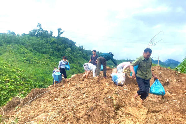 Ấm tình người giữa vùng sạt lở Đà Nẵng Ấm tình người giữa vùng sạt lở Đà Nẵng