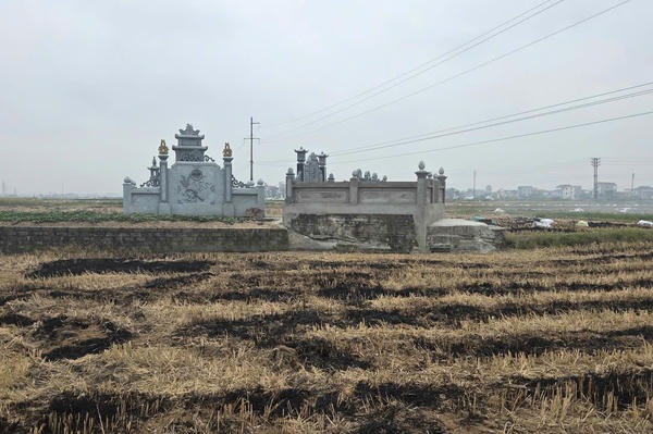 Báo động tình trạng xây dựng mồ mả tự phát - Bài 1: Muôn kiểu lăng mộ mọc tự phát