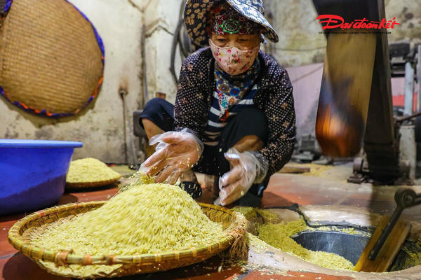 Người Mễ Trì khéo léo giã nếp non, tạo ra tinh hoa mùa Thu Hà Nội