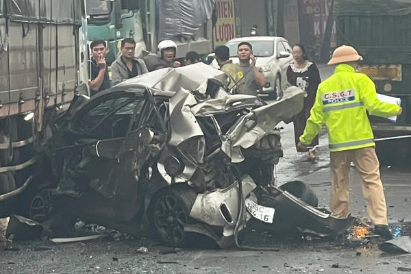 Xe con bị vò nát sau tai nạn, tài xế thoát chết kỳ diệu