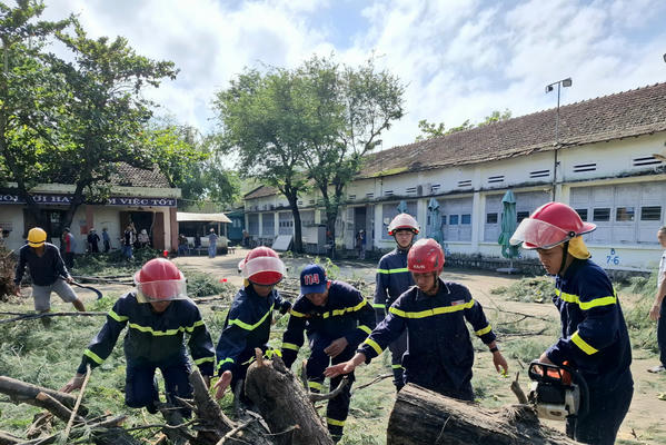 Công an Đắk Lắk tiếp tục căng mình giúp dân khắc phục hậu quả bão lũ 