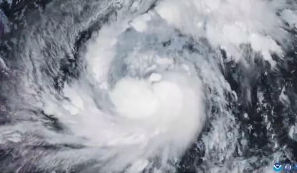 Philippines cảnh báo về sóng lớn nguy hiểm do bão Fung-wong