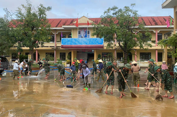 Quảng Trị: Hơn 200 cán bộ, chiến sĩ giúp người dân khắc phục mưa lũ Quảng Trị: Hơn 200 cán bộ, chiến sĩ giúp người dân khắc phục mưa lũ