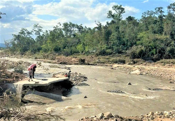 Gia Lai: Hơn 1.000 người bị cô lập do lũ cuốn đường và ngầm tràn Gia Lai: Hơn 1.000 người bị cô lập do lũ cuốn đường và ngầm tràn