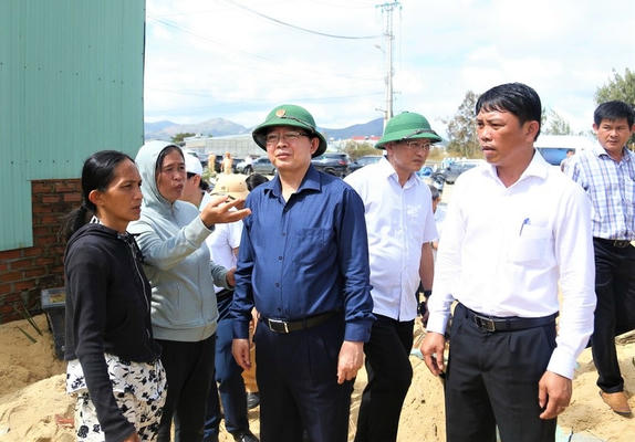Không để người dân vùng bão thiếu ăn, thiếu mặc, không chỗ ở Không để người dân vùng bão thiếu ăn, thiếu mặc, không chỗ ở