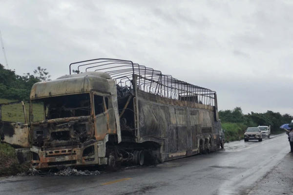 Quảng Trị: Xe tải chở 128 xe mô tô bất ngờ bốc cháy Quảng Trị: Xe tải chở 128 xe mô tô bất ngờ bốc cháy