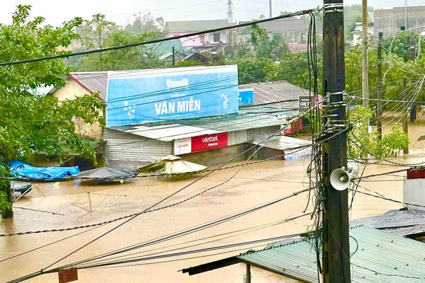 Huế: Mưa lớn khiến hàng trăm ngôi nhà bị ngập Huế: Mưa lớn khiến hàng trăm ngôi nhà bị ngập