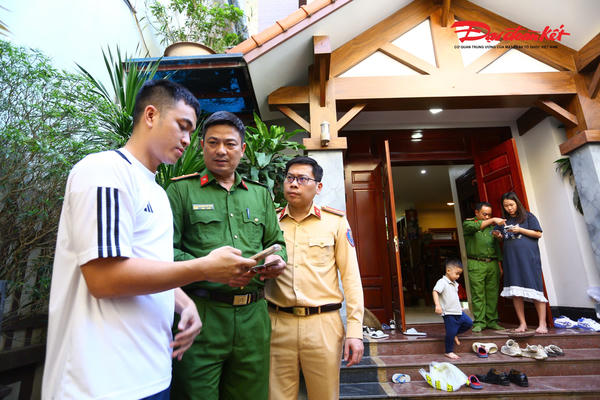 Công an Hà Nội đến từng hộ dân hướng dẫn làm sạch dữ liệu phương tiện, giấy phép lái xe Công an Hà Nội đến từng hộ dân hướng dẫn làm sạch dữ liệu phương tiện, giấy phép lái xe