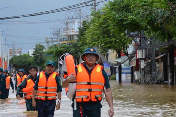 Khánh Hòa: Tiếp tục công tác ứng cứu người dân bị ngập lụt tại phường Tây Nha Trang Khánh Hòa: Tiếp tục công tác ứng cứu người dân bị ngập lụt tại phường Tây Nha Trang