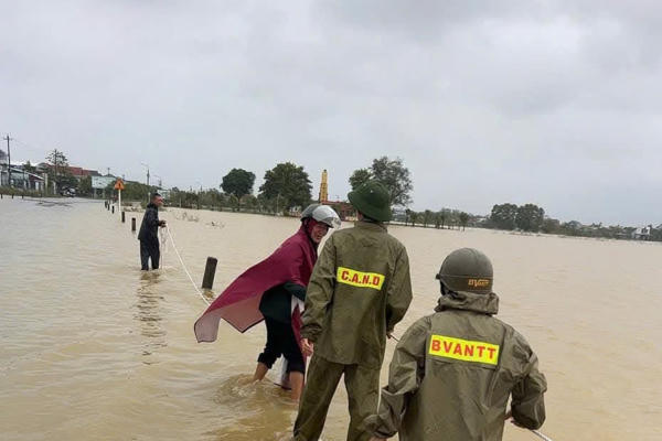 Huế: Ghe chở 3 người bị lật khi qua đoạn ngập sâu, 1 người mất tích Huế: Ghe chở 3 người bị lật khi qua đoạn ngập sâu, 1 người mất tích