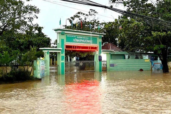 Khánh Hòa: Nhiều trường học tiếp tục cho học sinh nghỉ học vì mưa lớn gây ngập lụt 