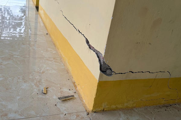 Gia Lai: Nhiều nhà dân và trụ sở xã bất ngờ xuất hiện vết nứt